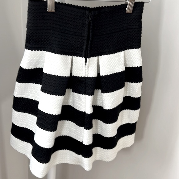 Girls from Savoy black & off white scallop skirt, size small - Picture 2 of 8